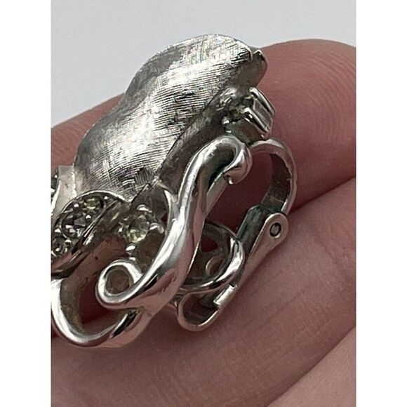 Crown Trifari SINGLE Peas in Pod Peapod Clip On Earring Silver-Tone Vtg READ - Picture 2 of 13